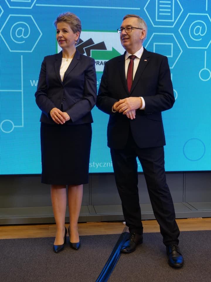 Zdjęcie galerii artykułu: Na zdjęciu widoczni są Pan Stanisław Szwed Wiceminister Rodziny, Pracy i Polityki Społecznej oraz Pani Alina Nowak Podsekretarz Stanu w Ministerstwie Rodziny, Pracy i polityki Społecznej - Pan Stanisław Szwed Wiceminister oraz Pani Alina Nowak Podsekretarz Stanu w MRPiPS