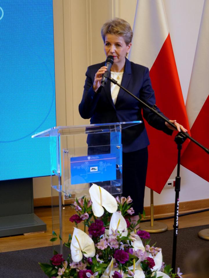Zdjęcie galerii artykułu: Pani Alina Nowak Podsekretarz Stanu w Ministerstwie Rodziny, Pracy i Polityki Społecznej - Pani Alina Nowak Podsekretarz Stanu w MRPiPS
