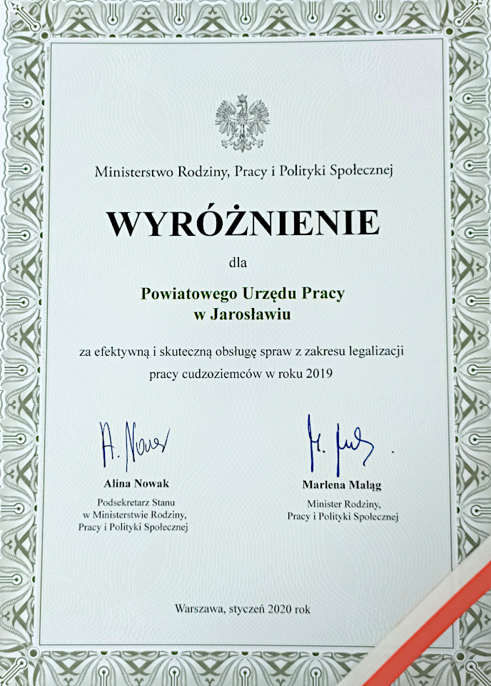 Zdjęcie przedstawia wyróżnienie dla Powiatowego Urzędu Pracy w Jarosławiu za efektywną i skuteczną obsługę spraw z zakresu legalizacji pracy cudzoziemców w roku 2019 