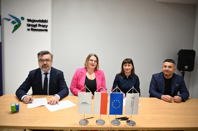 Podpisanie umowy o dofinansowanie Projektu pn. „Wsparcie procesów adaptacyjnych i modernizacyjnych pracowników Powiatowego Urzędu Pracy w Jarosławiu” 
